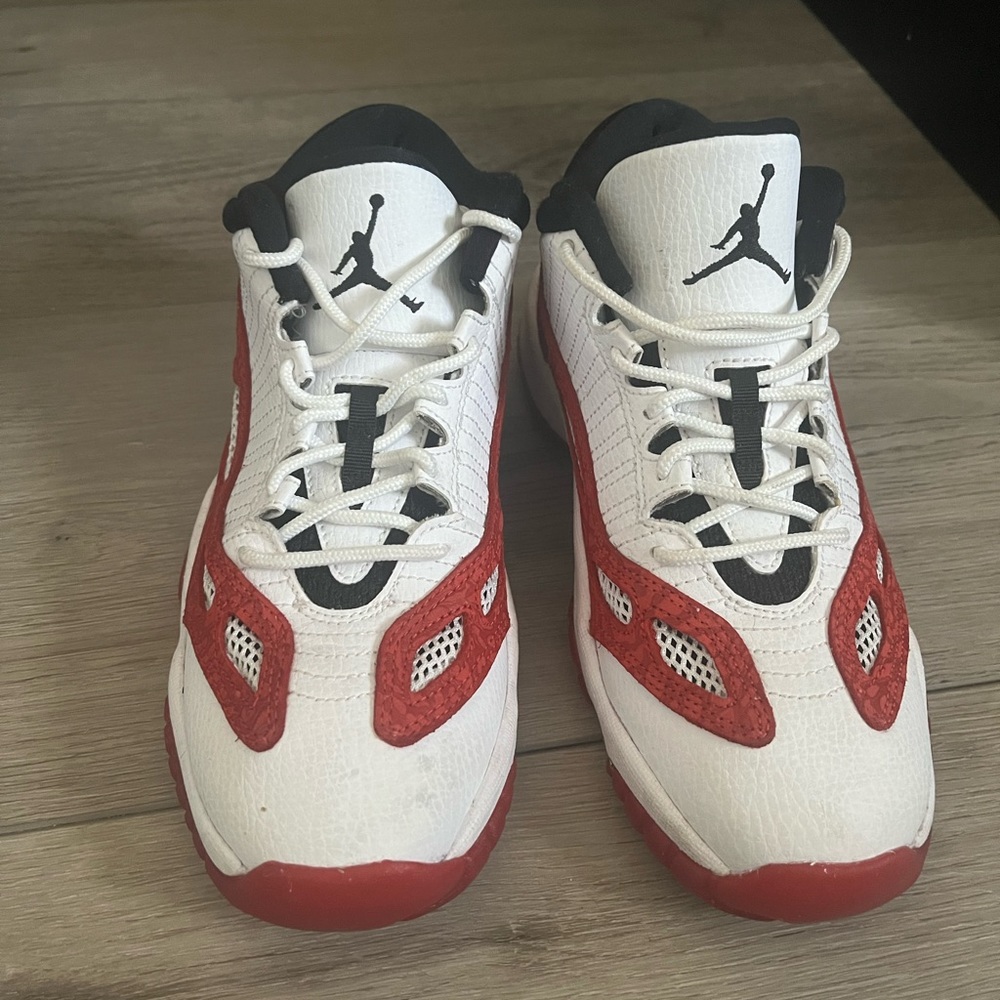 Jordan Sneakers Grade school 5.5 womens 7.5